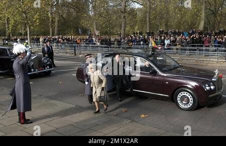 20141106 - LONDON, VEREINIGTES KÖNIGREICH: Die britische Königin Elizabeth II. Ist zu einem königlichen Besuch bei der Einweihung des Gedenkhauses "Flanders Fields Memorial Garden" zum Ersten Weltkrieg in London, Vereinigtes Königreich, am Donnerstag, den 06. November 2014, eingetroffen. BELGA FOTO ERIC LALMAND Stockfoto