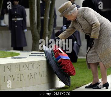 20141106 - LONDON, GROSSBRITANNIEN: Die britische Königin Elizabeth II. Wurde während eines königlichen Besuches zur Einweihung des Gedenkgartens „Flanders Fields Memorial Garden“ des Ersten Weltkriegs in London, Großbritannien, am Donnerstag, den 06. November 2014, abgebildet. BELGA FOTO ERIC LALMAND Stockfoto