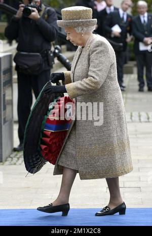 20141106 - LONDON, GROSSBRITANNIEN: Die britische Königin Elizabeth II. Wurde während eines königlichen Besuches zur Einweihung des Gedenkgartens „Flanders Fields Memorial Garden“ des Ersten Weltkriegs in London, Großbritannien, am Donnerstag, den 06. November 2014, abgebildet. BELGA FOTO ERIC LALMAND Stockfoto