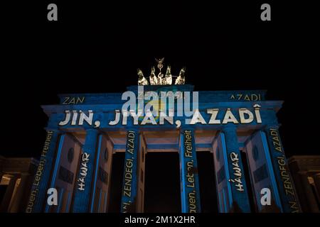 Berlin, Deutschland. 13.. Dezember 2022. FRANZISKA GIFFEY, die Bürgermeisterin Berlins, hielt am 13. Dezember 2022 eine bewegende Rede am Brandenburger Tor, in Solidarität mit den Demonstranten im Iran. Auf dem Brandenburger Tor stand: Jin, Jiyan, Azadi, Zan, Zendegi Azadi, Frau, Leben, Freiheit. Auch an die Opfer, die bei dem Protest im Iran ihr Leben verloren haben, wurde an diesem Abend gedacht. Die erneute Hinrichtung eines Regimegegners im Iran hat in der Europäischen Union Horror und Empörung ausgelöst. In einer gemeinsamen Erklärung verurteilten die EU-Außenminister die Hinrichtungen auf das Schärfste. Sie haben angerufen Stockfoto