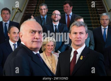 20141115 - BRÜSSEL, BELGIEN: Vizepremierminister und Innenminister Jan Jambon, Prinz Lorenz von Belgien, Leiter der Protokollabteilung des Königlichen Palastes, Vizeadmiral Pierre Warnauts, Minister für Verteidigung und öffentlichen Dienst Steven Vandeput, Prinzessin Astrid von Belgien, belgischer Premierminister Charles Michel , Staatssekretär für Sozialbetrug, Privacy und das North Sea Bart Tommelein Vice Chief Protocol des Königspalastes Alain Gerardy und des Vizeministers und Außenministers Didier Reynders posieren für ein Familienfoto während der Feier des Königsfestes im bundesparlament in Brussel Stockfoto