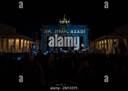 Berlin, Deutschland. 13.. Dezember 2022. FRANZISKA GIFFEY, die Bürgermeisterin Berlins, hielt am 13. Dezember 2022 eine bewegende Rede am Brandenburger Tor, in Solidarität mit den Demonstranten im Iran. Auf dem Brandenburger Tor stand: Jin, Jiyan, Azadi, Zan, Zendegi Azadi, Frau, Leben, Freiheit. Auch an die Opfer, die bei dem Protest im Iran ihr Leben verloren haben, wurde an diesem Abend gedacht. Die erneute Hinrichtung eines Regimegegners im Iran hat in der Europäischen Union Horror und Empörung ausgelöst. In einer gemeinsamen Erklärung verurteilten die EU-Außenminister die Hinrichtungen auf das Schärfste. Sie haben angerufen Stockfoto