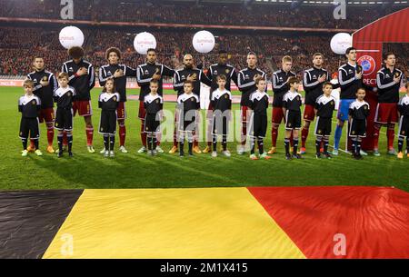 20141116 - BRÜSSEL, BELGIEN: Eden Hazard in Belgien, Marouane Fellaini in Belgien, Axel Witsel in Belgien, Nacer Chadli in Belgien, Anthony Vanden Borre in Belgien, Divock Origi in Belgien, Toby Alderweireld in Belgien, Kevin De Bruyne in Belgien, Nicolas Lombaerts in Belgien, Der belgische Torwart Thibaut Courtois und der belgische Jan Vertonghen wurden zu Beginn eines Qualifikationsspiels der belgischen Fußballnationalmannschaft Red Devils und Wales zur Euro 2016 am Sonntag, den 16. November 2014, im King-Baudouin-Stadion (Boudewijnstadion/Stade ROI Baudouin) in Brüssel fotografiert. BELGA PHOTO VIRGINIE LEFOUR Stockfoto