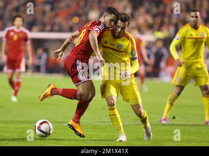 20141116 – BRÜSSEL, BELGIEN: Belgischer Eden Hazard und Aaron Ramsey von Wales kämpfen um den Ball während eines Qualifikationsspiels der belgischen Nationalmannschaft Red Devils und Wales zur Euro 2016, Sonntag, den 16. November 2014, im King-Baudouin-Stadion (Boudewijnstadion/Stade ROI Baudouin) in Brüssel. BELGA PHOTO VIRGINIE LEFOUR Stockfoto