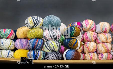 Set aus bunten Wollkugeln für die Nahaufnahme. Konzept von Näharbeiten, Stricken, Hobby Stockfoto