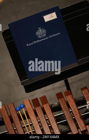 Allgemeiner Blick auf das Royal Philharmonic Orchestra, das hinter der Bühne im Brighton Dome, East Sussex, Großbritannien, probt. Stockfoto