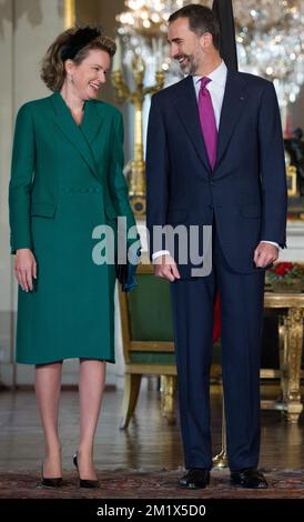 20141112 - BRÜSSEL, BELGIEN: Königin Mathilde von Belgien und König Felipe VI von Spanien stellen sich am Mittwoch, den 12. November 2014, zum offiziellen Filmmoment im Königspalast in Brüssel auf. BELGA FOTO BENOIT DOPPPAGNE Stockfoto