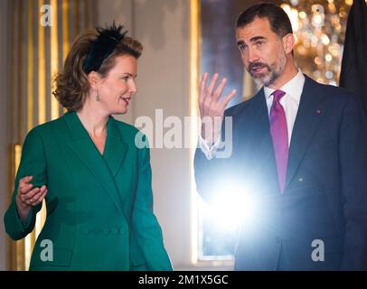 20141112 - BRÜSSEL, BELGIEN: Königin Mathilde von Belgien und König Felipe VI von Spanien stellen sich am Mittwoch, den 12. November 2014, zum offiziellen Filmmoment im Königspalast in Brüssel auf. BELGA FOTO BENOIT DOPPPAGNE Stockfoto