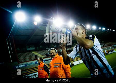 20141108 - MOUSCRON, BELGIEN: Charlerois Clement Tainmont feiert nach dem Spiel der Jupiler Pro League zwischen Royal Mouscron-Peruwelz und Sporting Charleroi in Mouscron am Samstag, den 08. November 2014, am 15. Tag der belgischen Fußballmeisterschaft. BELGA FOTO BRUNO FAHY Stockfoto