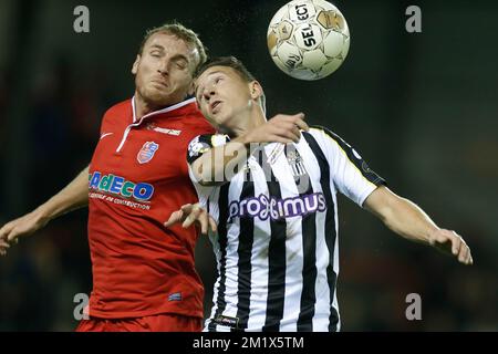 20141108 – MOUSCRON, BELGIEN: Kevin Vandendriessche von Mouscron und Clement Tainmont von Charleroi kämpfen um den Ball während des Spiels der Jupiler Pro League zwischen Royal Mouscron-Peruwelz und Sporting Charleroi in Mouscron, Samstag, den 08. November 2014, am 15. Tag der belgischen Fußballmeisterschaft. BELGA FOTO BRUNO FAHY Stockfoto