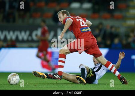 20141108 – MOUSCRON, BELGIEN: Kevin Vandendriessche von Mouscron und Clement Tainmont von Charleroi kämpfen um den Ball während des Spiels der Jupiler Pro League zwischen Royal Mouscron-Peruwelz und Sporting Charleroi in Mouscron, Samstag, den 08. November 2014, am 15. Tag der belgischen Fußballmeisterschaft. BELGA FOTO BRUNO FAHY Stockfoto