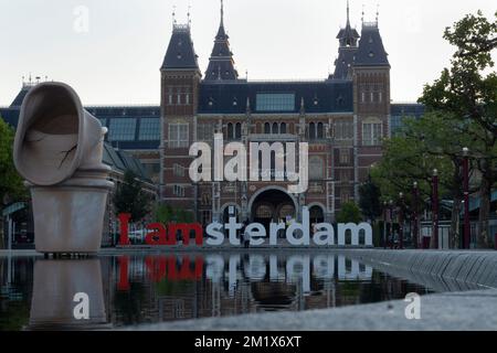 Rijkmuseum Gebäude mit Giant I am Amsterdam Schriftzug auf Beatter in sonniger Dämmerung Stockfoto