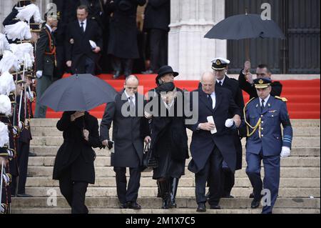 20141212 Uhr – BRÜSSEL, BELGIEN: Prinzessin Astrid von Norwegen und König Harald V von Norwegen, abgebildet bei der Abfahrt des Bestattungswechsels von der Kathedrale St. Michael und St. Gudula (Kathedrale des Heiligen Michel et Gudule / Sint-Michiels- en Sint-Goedele kathedraal) zur Kirche Notre-Dame (Eglise Notre-Dame de Laeken / Laken Onze-Lieve-Vrouwekerk), Teil der Bestattungszeremonie von Königin Fabiola am Freitag, den 12. Dezember 2014 in Brüssel. Königin Fabiola de Mora y Aragon, Witwe des belgischen Königs Boudewijn - Baudouin, verstarb am Freitag, den 5. Dezember, im Alter von 86 Jahren. BELGA FOTO ERIC LALMAND Stockfoto