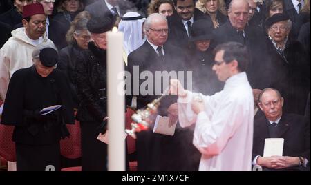 20141212 - BRÜSSEL, BELGIEN: Prinz Moulay Rachid von Marokko, japanische Kaiserin Michiko, Prinzessin Sirindhorn von Thailand, Königin Margrethe von Dänemark, Carl XVI Gustaf von Schweden, Königin Silvia von Schweden, König Harald V von Norwegen, Prinzessin Astrid von Norwegen und Großherzog Jean von Luxemburg, die während der Beerdigung der Königin Fabiola in der Kathedrale St. Michael und St. Gudula (Cathedral des Saints Michel et Gudule / Sint-Michiels- en Sint-Goedele kathedraal) am Freitag, den 12. Dezember 2014 in Brüssel zu sehen sind. Königin Fabiola de Mora y Aragon, Witwe des belgischen Königs Boudewijn - Baudouin, ist gestorben Stockfoto