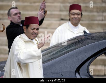 20141212 - BRÜSSEL, BELGIEN: Prinz Moulay Rachid von Marokko (L) winkt bei der Abfahrt des Bestattungswechsels von der Kathedrale St. Michael und St. Gudula (Kathedrale des Heiligen Michel et Gudule / Sint-Michiels- en Sint-Goedele kathedraal), Teil der Bestattungszeremonie von Königin Fabiola in Brüssel, Freitag, den 12. Dezember 2014. Königin Fabiola de Mora y Aragon, Witwe des belgischen Königs Boudewijn - Baudouin, verstarb am Freitag, den 5. Dezember, im Alter von 86 Jahren. BELGA FOTO ERIC LALMAND Stockfoto