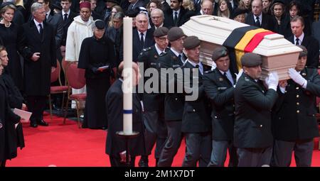 20141212 - BRÜSSEL, BELGIEN: König Philippe - Filip von Belgien, Königin Mathilde von Belgien, Prinz Moulay Rachid von Marokko, japanische Kaiserin Michiko, Prinzessin Sirindhorn von Thailand, Carl XVI Gustaf von Schweden, König Constantin und Königin Anne, König Juan Carlos von Spanien, Königin Sofia von Spanien und Großherzog Henri von Luxemburg, die während der Beerdigung von Königin Fabiola in der Kathedrale St. Michael und St. Gudula (Kathedrale des Heiligen Michel et Gudule / Sint-Michiels- en Sint-Goedele kathedraal) am Freitag, den 12. Dezember 2014 in Brüssel zu sehen sind. Königin Fabiola de Mora y Aragon, Witwe des belgischen Königs Stockfoto