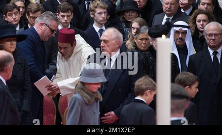 20141212 – BRÜSSEL, BELGIEN: Prinzessin Claire von Belgien, Prinz Laurent von Belgien, Prinz Moulay Rachid von Marokko, Prinzessin Sirindhorn von Thailand und Carl XVI Gustaf von Schweden, die während der Beerdigung von Königin Fabiola in der Kathedrale St. Michael und St. Gudula abgebildet wurden (Cathedral des Saints Michel et Gudule / Sint-Michiels- en Sint-Goedele kathedraal), Freitag, den 12. Dezember 2014 in Brüssel. Königin Fabiola de Mora y Aragon, Witwe des belgischen Königs Boudewijn - Baudouin, verstarb am Freitag, den 5. Dezember, im Alter von 86 Jahren. BELGA FOTO BENOIT DOPPPAGNE Stockfoto