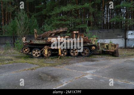 Rusty zerstörte einen Tank mit Wald im Hintergrund in der nuklearen Katastrophenschutzzone tschernobyl Stockfoto