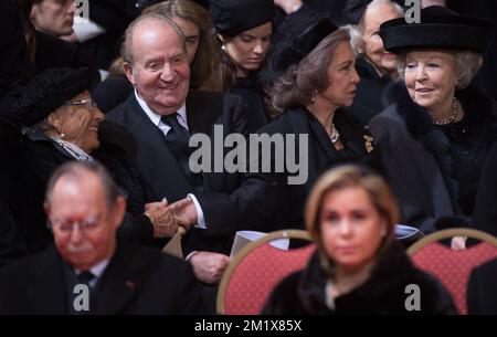 20141212 - BRÜSSEL, BELGIEN: Großherzog Jean von Luxemburg, König Juan Carlos von Spanien, Königin Sofia von Spanien, Großherzogin Maria Teresa von Luxemburg und niederländische Prinzessin Beatrix, die während der Beerdigung von Königin Fabiola in der Kathedrale St. Michael und St. Gudula abgebildet wurde (Cathedral des Saints Michel et Gudule / Sint-Michiels- en Sint-Goedele kathedraal), Freitag, den 12. Dezember 2014 in Brüssel. Königin Fabiola de Mora y Aragon, Witwe des belgischen Königs Boudewijn - Baudouin, verstarb am Freitag, den 5. Dezember, im Alter von 86 Jahren. BELGA FOTO BENOIT DOPPPAGNE Stockfoto