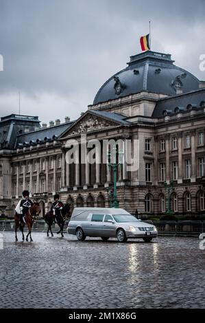 20141212 - BRÜSSEL, BELGIEN: Bild während der Bestattungsveranstaltung vom Königspalast zur Kathedrale St. Michael und St. Gudula (Kathedrale des Heiligen Michel et Gudule / Sint-Michiels- en Sint-Goedele kathedraal), Teil der Bestattungszeremonie von Königin Fabiola in Brüssel, Freitag, 12. Dezember 2014. Königin Fabiola de Mora y Aragon, Witwe des belgischen Königs Boudewijn - Baudouin, verstarb am Freitag, den 5. Dezember, im Alter von 86 Jahren. BELGA FOTO JONAS ROOSENS Stockfoto