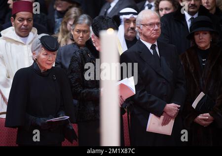 20141212 – BRÜSSEL, BELGIEN: Prinz Moulay Rachid von Marokko, japanische Kaiserin Michiko, Prinzessin Sirindhorn von Thailand, Carl XVI Gustaf von Schweden und Königin Silvia von Schweden, die während der Beerdigung von Königin Fabiola in der Kathedrale St. Michael und St. Gudula abgebildet wurden (Cathedral des Saints Michel et Gudule / Sint-Michiels- en Sint-Goedele kathedraal), Freitag, den 12. Dezember 2014 in Brüssel. Königin Fabiola de Mora y Aragon, Witwe des belgischen Königs Boudewijn - Baudouin, verstarb am Freitag, den 5. Dezember, im Alter von 86 Jahren. BELGA FOTO BENOIT DOPPPAGNE Stockfoto