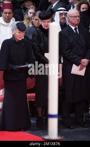 20141212 Uhr - BRÜSSEL, BELGIEN: Prinz Moulay Rachid von Marokko, japanische Kaiserin Michiko, Prinzessin Sirindhorn von Thailand und Carl XVI Gustaf von Schweden, die während der Bestattungszeremonie von Königin Fabiola in der Kathedrale St. Michael und St. Gudula (Kathedrale des Heiligen Michel et Gudule / Sint-Michiels- en Sint-Goedele kathedraal) abgebildet wurden Brüssel, den 12. Dezember 2014 Königin Fabiola de Mora y Aragon, Witwe des belgischen Königs Boudewijn - Baudouin, verstarb am Freitag, den 5. Dezember, im Alter von 86 Jahren. BELGA FOTO BENOIT DOPPPAGNE Stockfoto