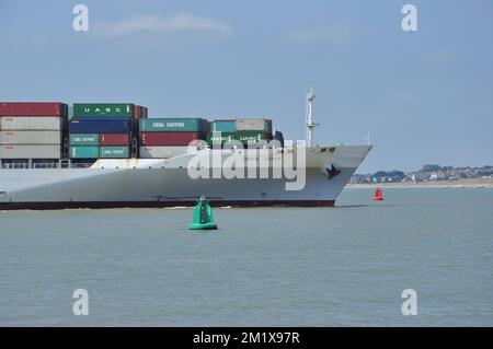 Containerschiff OOCL KOBE bewegt sich bei der Annäherung an Felixstowe, Suffolk, England, Vereinigtes Königreich zwischen Navigationsbojen Stockfoto