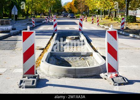 Bau einer neuen Sicherheitsinsel in der Mitte der Straße für einen sicheren Fußgängerübergang, einen sicheren Fußgängerübergang Stockfoto