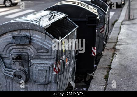 Die alten grauen Mülltonnen in den Straßen von Prag während des Tages Stockfoto