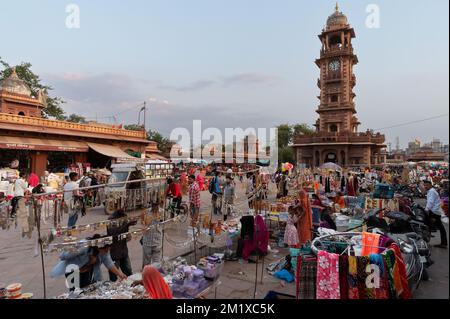 Jodhpur, Rajasthan, Indien - 20.10.2019 : geschäftige und verstopfte Ansicht des berühmten Sardar Market und Ghanta Ghar Uhrenturm in Jodhpur, Rajasthan, Indien. Stockfoto