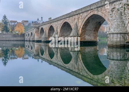 Ein wunderschöner Blick auf die Mehmed Pasa Sokolovic Brücke mit einer Reflexion auf den Fluss Browna Drina Stockfoto