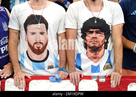 Nahaufnahme eines Sets von Zwillingen, die vor dem Halbfinalspiel der FIFA-Weltmeisterschaft im Lusail-Stadion in Lusail, Katar, Hemden von Argentiniens Lionel Messi und Diego Maradona tragen. Foto: Dienstag, 13. Dezember 2022. Stockfoto