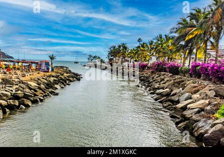 Playa de Mogan, auch bekannt als Gran Canarias kleines Venedig mit seinem malerischen Kanalnetz. Stockfoto