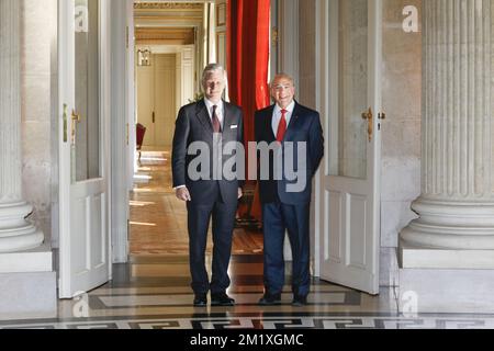 20150204 - BRÜSSEL, BELGIEN: König Philippe - Filip von Belgien und Jose Angel Gurría, OECD-Generalsekretär für Fotografen im Königsschloss Laken/Laeken, Brüssel, Mittwoch, 04. Februar 2015. Heute trifft der belgische König mit dem Generalsekretär der Organisation für wirtschaftliche Zusammenarbeit und Entwicklung (OECD) zusammen. BELGA FOTO THIERRY ROGE Stockfoto