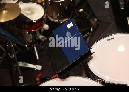 Allgemeiner Blick auf das Royal Philharmonic Orchestra, das hinter der Bühne im Brighton Dome, East Sussex, Großbritannien, probt. Stockfoto