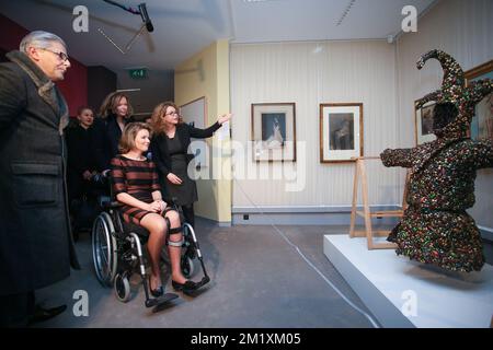 Der belgische Künstler Jan Fabre und Königin Mathilde von Belgien wurden bei einem königlichen Besuch der Ausstellung "Facing Time - ROPS/Fabre" im Museum "Musee Provincial F? Opélicien ROPS" in Namur am Dienstag, den 24. März 2015, fotografiert. Die expo basiert auf den Werken der belgischen Künstler Felicien ROPS und Jan Fabre. Stockfoto