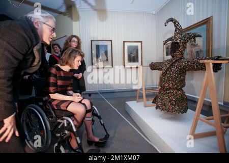 Der belgische Künstler Jan Fabre und Königin Mathilde von Belgien wurden bei einem königlichen Besuch der Ausstellung "Facing Time - ROPS/Fabre" im Museum "Musee Provincial F? Opélicien ROPS" in Namur am Dienstag, den 24. März 2015, fotografiert. Die expo basiert auf den Werken der belgischen Künstler Felicien ROPS und Jan Fabre. Stockfoto