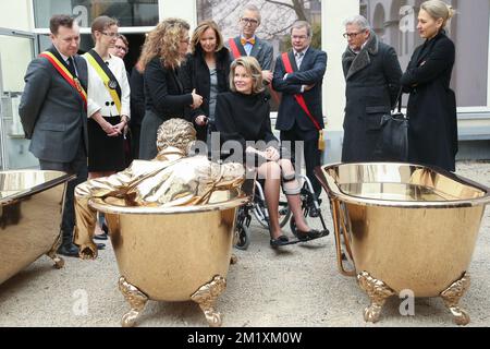 Königin Mathilde von Belgien und belgischer Künstler Jan Fabre, das Bild eines königlichen Besuchs der Ausstellung "Facing Time - ROPS/Fabre" im Museum "Musee Provincial F? Opélicien ROPS" in Namur, Dienstag, 24. März 2015. Die expo basiert auf den Werken der belgischen Künstler Felicien ROPS und Jan Fabre. Stockfoto