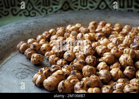 Türkischer Leblebi. Leblebi ist ein gesunder Snack aus gerösteten Kichererbsen. Leblebi, traditionelle türkische Nüsse (geröstete Kichererbse) mit lokalen Motiven Stockfoto