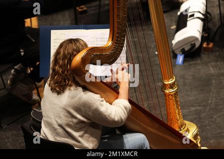 Allgemeiner Blick auf das Royal Philharmonic Orchestra, das hinter der Bühne im Brighton Dome, East Sussex, Großbritannien, probt. Stockfoto