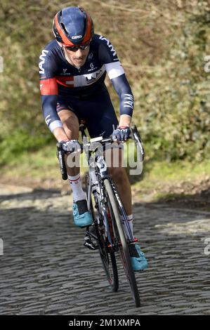 Belgier Dries Devenyns von IAM Cycling, das während der 58.. Ausgabe des E3. Prijs Vlaanderen Harelbeke' Radrennen, 215,3km von und nach Harelbeke, am Freitag, den 27. März 2015, abgebildet wurde. Stockfoto