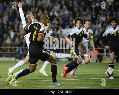 20150331 – BRÜSSEL, BELGIEN: Vincent Kompany aus Belgien bei der Toraktion (Last toutch is for Fellaini) für das 0-1. Tor bei einem Qualifikationsspiel zwischen Israel und der belgischen Fußballnationalmannschaft Red Devils am Dienstag, den 31. März 2015, im Teddy-Stadion in Jerusalem, Israel. Belgien spielt sein fünftes Spiel der Euro-2016-Qualifikation. BELGA FOTO DIRK WAEM Stockfoto