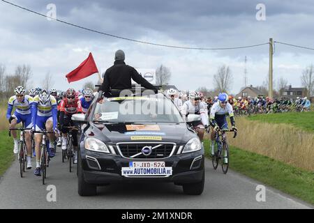 Das Bild zeigt die Gruppe der Radfahrer zu Beginn der ersten Etappe des Radrennens Driedaagse De Panne - Koksijde, 201,6 km von De Panne nach Zottegem, Dienstag, 31. März 2015. Stockfoto