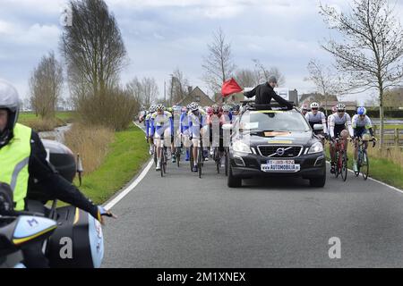 Das Bild zeigt die Gruppe der Radfahrer zu Beginn der ersten Etappe des Radrennens Driedaagse De Panne - Koksijde, 201,6 km von De Panne nach Zottegem, Dienstag, 31. März 2015. Stockfoto