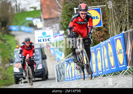 20150402 - OUDENAARDE, BELGIEN: Schweizer Silvan Dillier vom BMC Racing Team, das auf dem Paterberg während der Aufklärung der Rennstrecke am nächsten Sonntag beim Radrennen „Ronde van Vlaanderen - Tour des Flandres - Tour of Flanders“ am Donnerstag, den 02. April 2015, in Oudenaarde abgebildet wird. BELGA FOTO LUC CLAESSEN Stockfoto