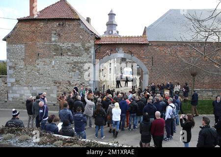 20150405 - FLORIFFOUX, BELGIEN: Abbildung zeigt einen Protest, organisiert von Laurent Louis im Haus des ehemaligen Richters Christian Panier, in Floriffoux, Namur, Sonntag, den 05. April 2015. Michelle Martin, Ex-Frau von Marc Dutroux, wird bei Panier wohnen, nachdem die Nonnen des Klosters der "Armen Clares" (Clarisses - Arme Klaren) in Malonne ausziehen. Martin wurde zu 30 Jahren Haft verurteilt, aber nach 16 Jahren Haft freigelassen. BELGA FOTO NICOLAS MAETERLINCK Stockfoto