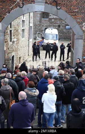 20150405 - FLORIFFOUX, BELGIEN: Abbildung zeigt einen Protest, organisiert von Laurent Louis im Haus des ehemaligen Richters Christian Panier, in Floriffoux, Namur, Sonntag, den 05. April 2015. Michelle Martin, Ex-Frau von Marc Dutroux, wird bei Panier wohnen, nachdem die Nonnen des Klosters der "Armen Clares" (Clarisses - Arme Klaren) in Malonne ausziehen. Martin wurde zu 30 Jahren Haft verurteilt, aber nach 16 Jahren Haft freigelassen. BELGA FOTO NICOLAS MAETERLINCK Stockfoto