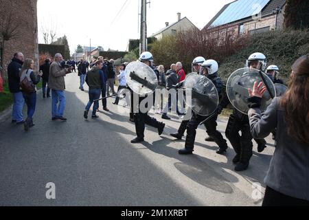 20150405 - FLORIFFOUX, BELGIEN: Abbildung zeigt einen Protest, organisiert von Laurent Louis im Haus des ehemaligen Richters Christian Panier, in Floriffoux, Namur, Sonntag, den 05. April 2015. Michelle Martin, Ex-Frau von Marc Dutroux, wird bei Panier wohnen, nachdem die Nonnen des Klosters der "Armen Clares" (Clarisses - Arme Klaren) in Malonne ausziehen. Martin wurde zu 30 Jahren Haft verurteilt, aber nach 16 Jahren Haft freigelassen. BELGA FOTO NICOLAS MAETERLINCK Stockfoto