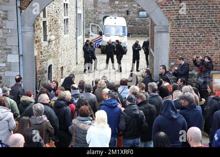 20150405 - FLORIFFOUX, BELGIEN: Abbildung zeigt einen Protest, organisiert von Laurent Louis im Haus des ehemaligen Richters Christian Panier, in Floriffoux, Namur, Sonntag, den 05. April 2015. Michelle Martin, Ex-Frau von Marc Dutroux, wird bei Panier wohnen, nachdem die Nonnen des Klosters der "Armen Clares" (Clarisses - Arme Klaren) in Malonne ausziehen. Martin wurde zu 30 Jahren Haft verurteilt, aber nach 16 Jahren Haft freigelassen. BELGA FOTO NICOLAS MAETERLINCK Stockfoto