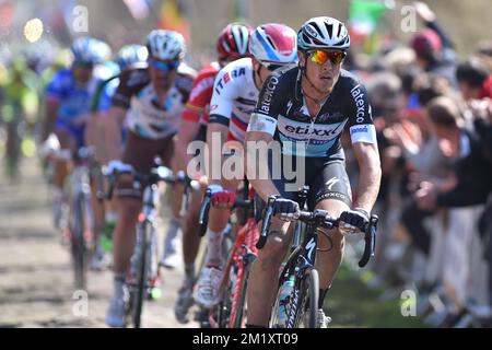 Italienischer Matteo Trentin vom Team Ettix - Quick-Step auf dem Kopfsteinpflaster von Wallers-Arenberg während des eintägigen Radrennens „Paris-Roubaix“, 253,5 km von Compiegne zum Velodrome in Roubaix, Sonntag, 12. April 2015. Stockfoto